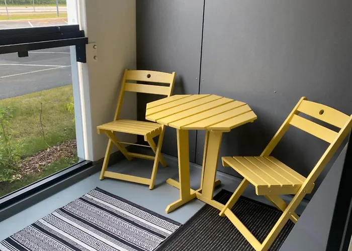 Moderni Yksioe, Omalla Autopaikalla アパート